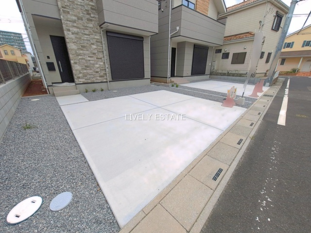 草加市長栄2丁目 新築分譲住宅 全3棟 2号棟の駐車場