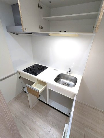 N-stage上野の設備|ガス2口システムキッチン、豊富な収納、瀟洒でお手入れ楽なガラストップコンロです