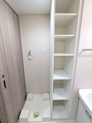 N-stage上野の設備|トイレと独立した洗面室の室内洗濯機置場は排水溝のお手入れがし易い様に中央手前に配置し、足高の防水パンです