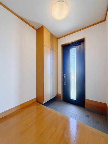 【中古戸建】伊勢崎市五目牛町の玄関|■玄関｜毎日の「いってらっしゃい」や「お帰りなさい」を大切なご家族と過ごす玄関は〈使いやすさ〉を追求しております。玄関横の物入は急な来客時でもさっとお片付けできるスペースを確保しています。