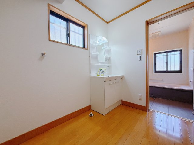 【中古戸建】伊勢崎市五目牛町の独立洗面台|■洗面室｜洗濯機を置いてもゆとりある広さの洗面脱衣室です♪三面鏡の洗面化粧台なので身支度もしやすくおしゃれが好きな方にも嬉しい設計です♪窓があるので換気の際も楽ちんです♪