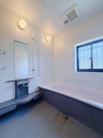 【中古戸建】伊勢崎市五目牛町の浴室|■浴室｜デザイン性に優れた浴室♪1日の疲れを癒す、ゆったりとしたバスタイムをぜひお過ごしください(*＾＾*)大きな窓付きで嬉しい♪