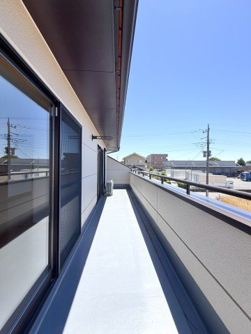 【中古戸建】伊勢崎市五目牛町のバルコニー|■バルコニー｜あたたかな陽のひかりを浴びることのできるバルコニー。お洗濯物やお布団を干せば、家族みんなが気持ちよく暮らすことができます(*^^*)