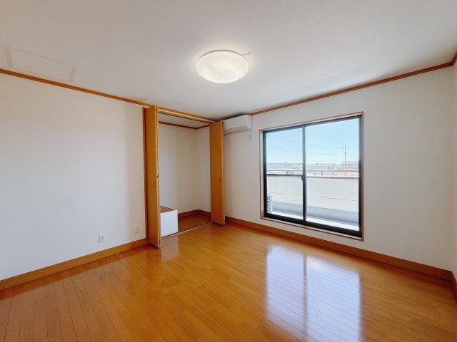 【中古戸建】伊勢崎市五目牛町の洋室|■2階洋室｜子供部屋のメリットは「自立心を養うことができる」「自分で整理整頓できるようになる」そして、お子様が成長した際には「プライバシーを確保できる」といい事だらけ♪