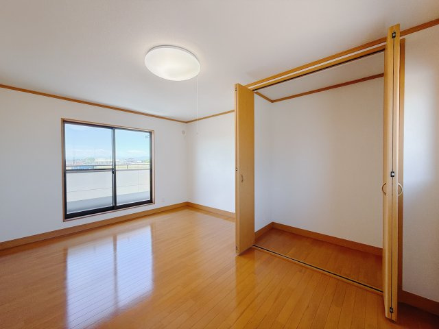 【中古戸建】伊勢崎市五目牛町の洋室|■2階洋室｜ナチュラルカラーの床です。模様替えなどとても楽しく工夫できます♪陽当たり、風通しもとても良いので毎日快適な生活スタートです！子供部屋にも良いですね♪