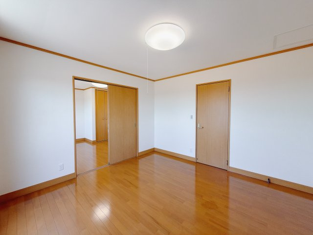 【中古戸建】伊勢崎市五目牛町の洋室|■2階洋室｜お子様の一人部屋にピッタリな洋室。木のぬくもりを感じるフローリングは、天然木の味わいが時とともに深みを増していきます。また、傷にも強く、フリーワックスでお手入れもラクラクです♪