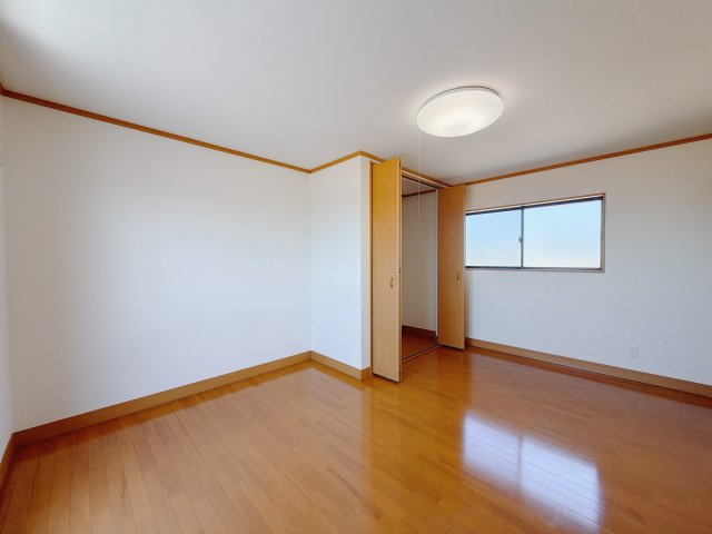【中古戸建】伊勢崎市五目牛町の洋室|■2階洋室｜2階各居室には収納をご用意しています♪常にお部屋を綺麗に保てます！小さなお子様も自然とお片付けができるようになるのでうれしいですよね！