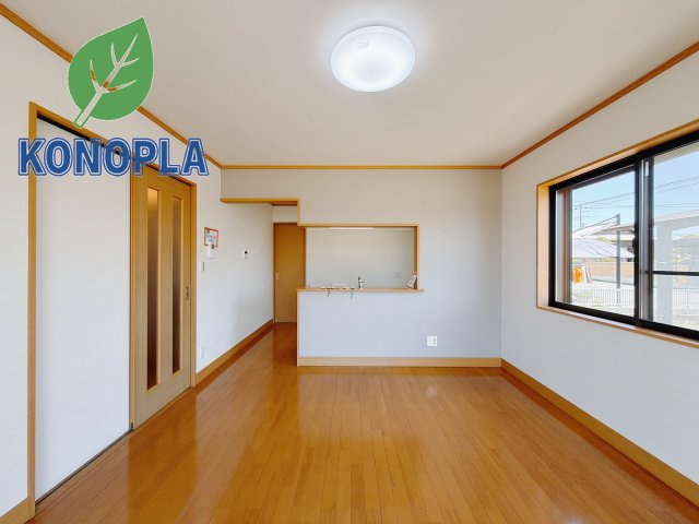 【中古戸建】伊勢崎市五目牛町の居間・リビング|■リビング｜キッチンからお部屋全体が見渡せる一続きの空間！お子様にも目の行き届く安心設計でお部屋のどこにいても会話が弾みます♪