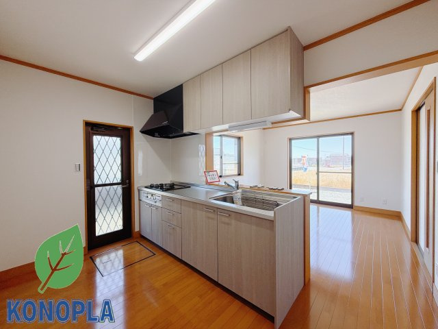 【中古戸建】伊勢崎市五目牛町のキッチン|■キッチン｜作業がはかどる広々カウンタースペース。会話がはずむ「オープンキッチン」なので家族とのコミュニケーションも活発になります。