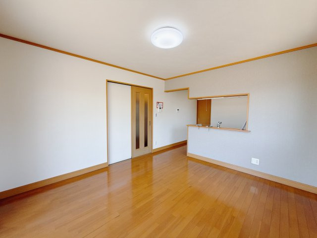 【中古戸建】伊勢崎市五目牛町の居間・リビング|■リビング｜家族でゆったりくつろげる、居心地の良いリビング♪賃貸と違って、テレビや音楽の音を気にしなくて良いことが嬉しいですね(*＾＾*)
