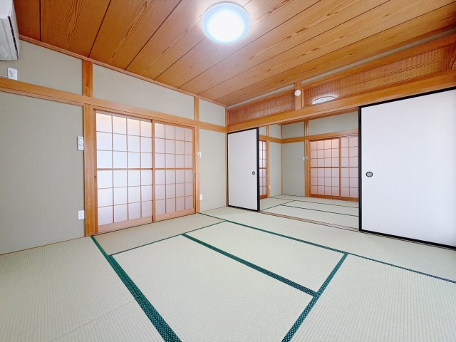 【中古戸建】伊勢崎市五目牛町の和室|■1階和室｜意外と場所をとるアイロンがけや、お洗濯物を畳むときにも広々と使うことができ、ちょっと一休みしたいとき、すぐに横になれるのも魅力です♪