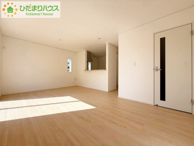 日立市石名坂町第5　新築戸建の居間・リビング|たっぷりの陽光と心地よい風が舞い込む住まい♪