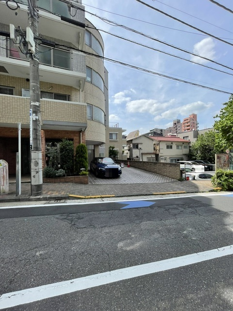 リ・プレゼ恵比寿の駐車場