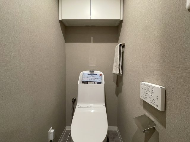 室内でなにかあれば、いつでも繋がる専用コールナンバー発行！引渡し後のアフターもある、見て納得、住んで安心の『コスモ保土ヶ谷パークフォルム』リノベーションのトイレ|落ち着いた色調のトイレです