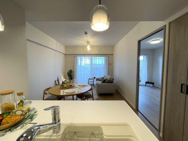 室内でなにかあれば、いつでも繋がる専用コールナンバー発行！引渡し後のアフターもある、見て納得、住んで安心の『コスモ保土ヶ谷パークフォルム』リノベーションの居間・リビング|こちらのリビングで趣味の時間をお楽しみください