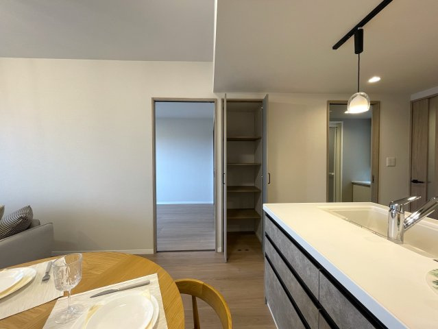 室内でなにかあれば、いつでも繋がる専用コールナンバー発行！引渡し後のアフターもある、見て納得、住んで安心の『コスモ保土ヶ谷パークフォルム』リノベーションの居間・リビング|居間です