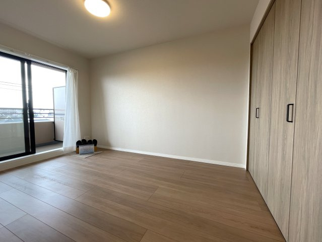 室内でなにかあれば、いつでも繋がる専用コールナンバー発行！引渡し後のアフターもある、見て納得、住んで安心の『コスモ保土ヶ谷パークフォルム』リノベーションの洋室|コンパクトで使いやすい洋室です