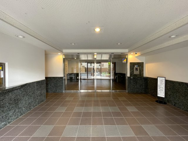 室内でなにかあれば、いつでも繋がる専用コールナンバー発行！引渡し後のアフターもある、見て納得、住んで安心の『コスモ保土ヶ谷パークフォルム』リノベーションのエントランス|落ち着いたエントランスです