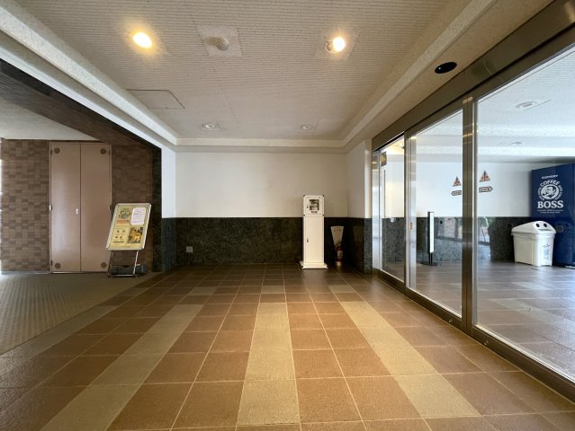室内でなにかあれば、いつでも繋がる専用コールナンバー発行！引渡し後のアフターもある、見て納得、住んで安心の『コスモ保土ヶ谷パークフォルム』リノベーションのエントランス|建物の内部です