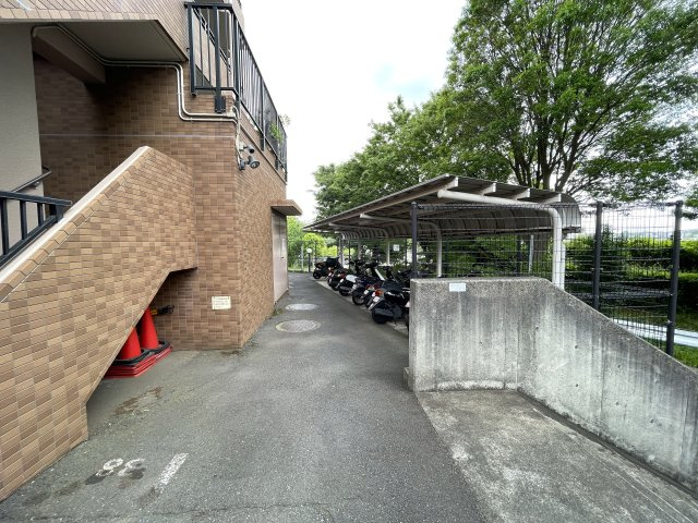 室内でなにかあれば、いつでも繋がる専用コールナンバー発行！引渡し後のアフターもある、見て納得、住んで安心の『コスモ保土ヶ谷パークフォルム』リノベーションの駐輪場