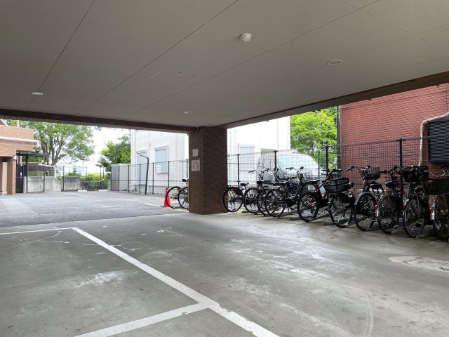 室内でなにかあれば、いつでも繋がる専用コールナンバー発行！引渡し後のアフターもある、見て納得、住んで安心の『コスモ保土ヶ谷パークフォルム』リノベーションの駐輪場