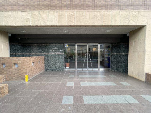 室内でなにかあれば、いつでも繋がる専用コールナンバー発行！引渡し後のアフターもある、見て納得、住んで安心の『コスモ保土ヶ谷パークフォルム』リノベーションのエントランス|ゆとりのあるエントランスです