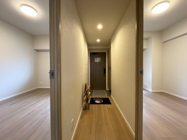 室内でなにかあれば、いつでも繋がる専用コールナンバー発行！引渡し後のアフターもある、見て納得、住んで安心の『コスモ保土ヶ谷パークフォルム』リノベーションの玄関|明るい玄関です