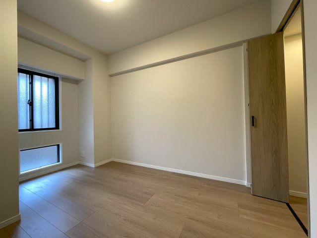 室内でなにかあれば、いつでも繋がる専用コールナンバー発行！引渡し後のアフターもある、見て納得、住んで安心の『コスモ保土ヶ谷パークフォルム』リノベーションの洋室|使い勝手のいい洋室です