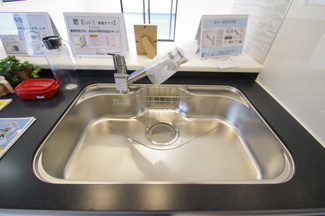 【キッチン】 | 【仲介手数料無料！！】川崎市麻生区虹ヶ丘1丁目　新築戸建て（全2棟）1号棟　6880万円 | 浄水器付き水栓