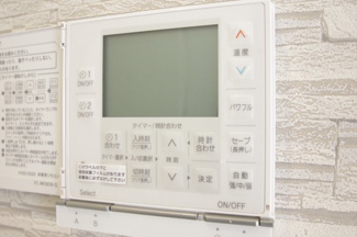 【発電・温水設備】 | 【仲介手数料無料！！】川崎市麻生区虹ヶ丘1丁目　新築戸建て（全2棟）1号棟　6880万円 | リビングダイニングTESガス温水式床暖房