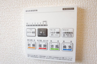 【冷暖房・空調設備】 | 【仲介手数料無料！！】川崎市麻生区虹ヶ丘1丁目　新築戸建て（全2棟）1号棟　6880万円 | 浴室暖房・乾燥・換気・涼風