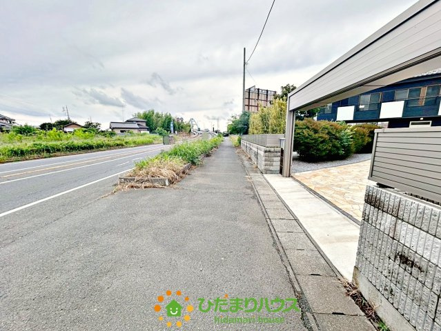 古河市牧野地　中古一戸建ての前面道路含む現地写真