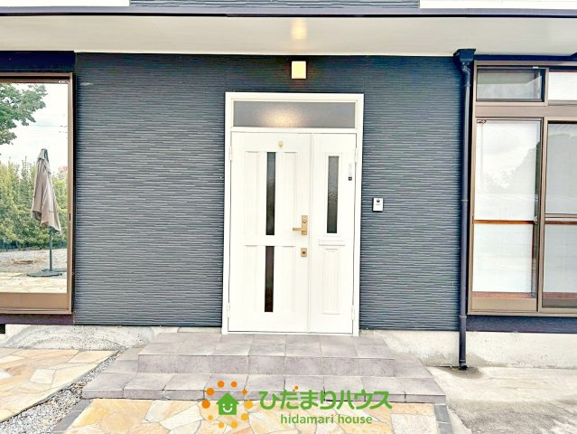 古河市牧野地　中古一戸建ての玄関