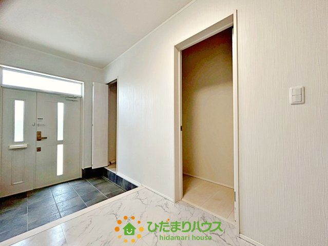 古河市牧野地　中古一戸建ての玄関