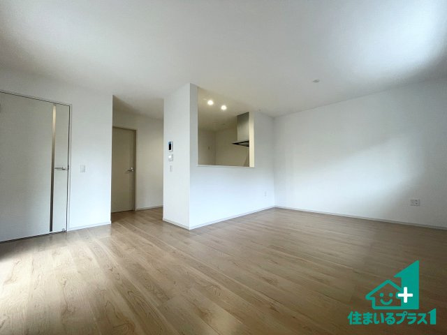 ■枚方市藤阪元町　第2期　新築一戸建ての居間・リビング|シンプルなリビングは、観葉植物等のインテリアを楽しめますね！パパ好みにも、ママ好みにも家具次第で雰囲気を変えることができます！