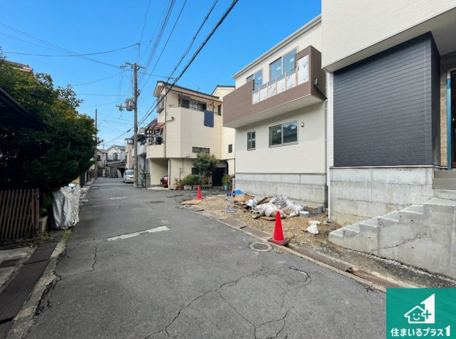 枚方市藤阪元町　第2期　新築一戸建ての前面道路含む現地写真|周辺は落ち着いた街並みの住宅地！子育てがしやすい住環境です！まだ未完成ですが、現地でしかわからない事もございます。是非一度ご覧ください。