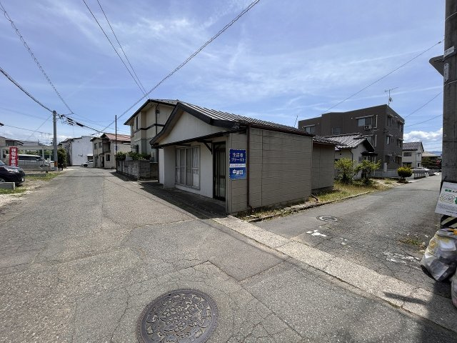 三輪2丁目　土地の前面道路含む現地写真