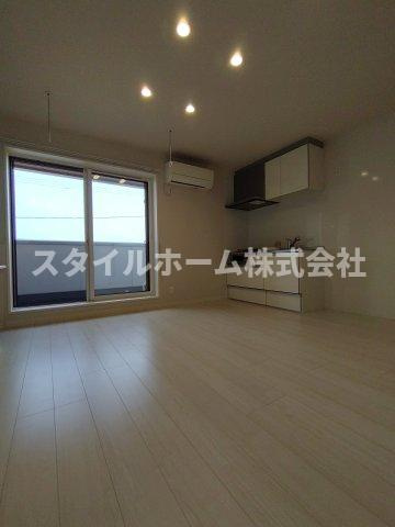 ミュール鴻の居間・リビング|同建物内別部屋の写真です。