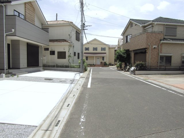 草加市長栄2丁目 新築分譲住宅 全3棟 3号棟の前面道路含む現地写真