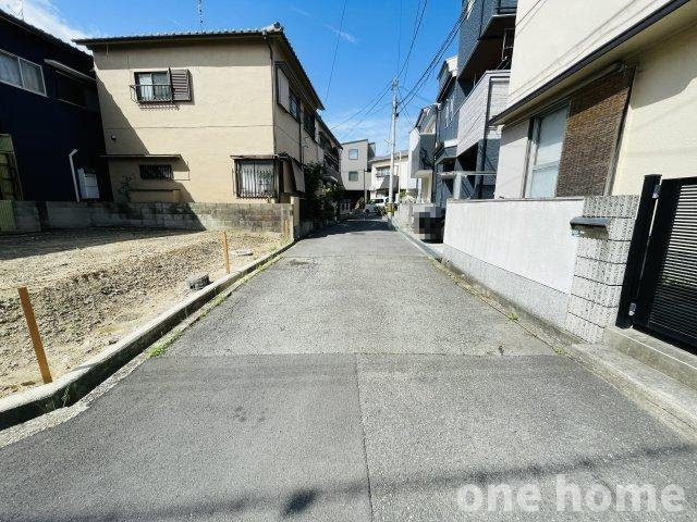 箕面市半町2丁目土地の前面道路含む現地写真|◆前面道路は広めの4.7ｍ×4.7ｍ 交通量少な目で安心です!!
◆子育てに適した落ち着いた住環境・第一種中高層住居専用地域です!!