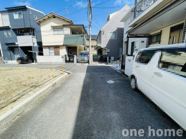 箕面市半町2丁目土地の前面道路含む現地写真|◆前面道路は広めの4.7ｍ×4.7ｍ 交通量少な目で安心です!!
◆子育てに適した落ち着いた住環境・第一種中高層住居専用地域です!!