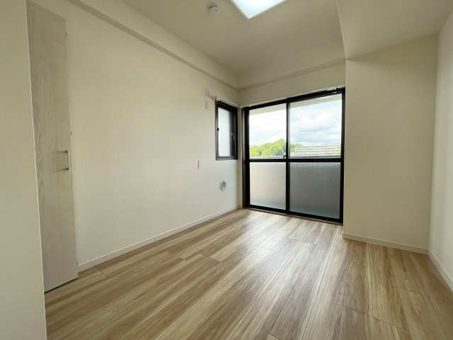 さぁ、来た！最上階×角部屋で眺望も最高なこの一室！駅までほぼ平坦でMEGAドンキが常連になる！『レクセル保土ヶ谷』リノベーションの洋室|個人の部屋や寝室として使える洋室です