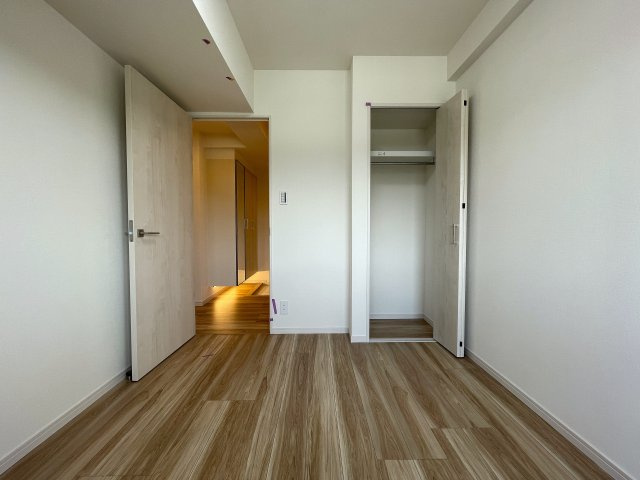 さぁ、来た！最上階×角部屋で眺望も最高なこの一室！駅までほぼ平坦でMEGAドンキが常連になる！『レクセル保土ヶ谷』リノベーションの洋室|洋室です