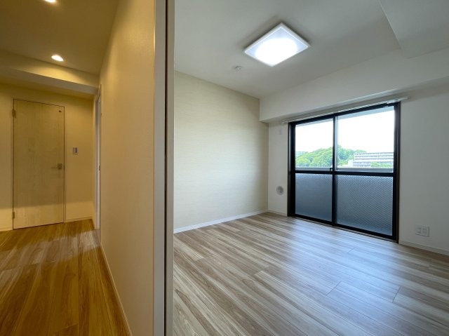 さぁ、来た！最上階×角部屋で眺望も最高なこの一室！駅までほぼ平坦でMEGAドンキが常連になる！『レクセル保土ヶ谷』リノベーションの洋室|広々とした洋室です