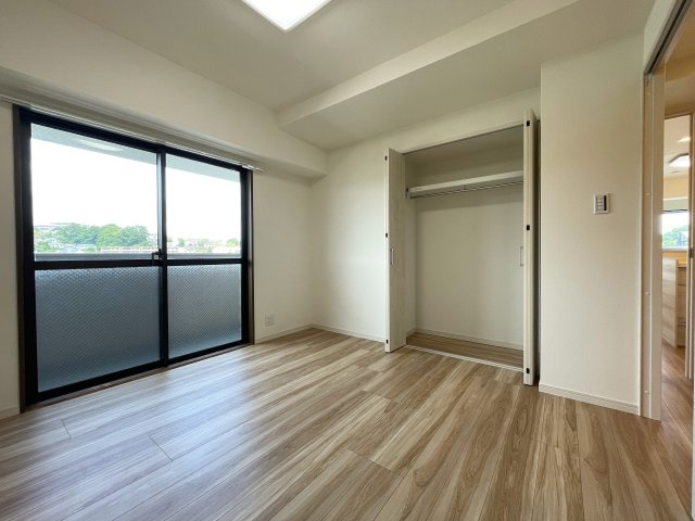 さぁ、来た！最上階×角部屋で眺望も最高なこの一室！駅までほぼ平坦でMEGAドンキが常連になる！『レクセル保土ヶ谷』リノベーションの洋室|きれいな洋室です