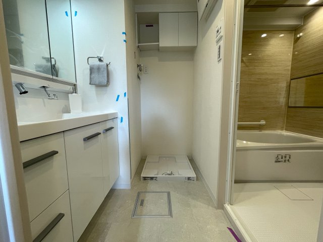 さぁ、来た！最上階×角部屋で眺望も最高なこの一室！駅までほぼ平坦でMEGAドンキが常連になる！『レクセル保土ヶ谷』リノベーションのランドリースペース