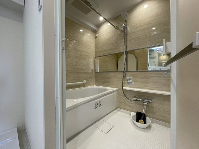 さぁ、来た！最上階×角部屋で眺望も最高なこの一室！駅までほぼ平坦でMEGAドンキが常連になる！『レクセル保土ヶ谷』リノベーションの浴室|ゆったり過ごせるお風呂です