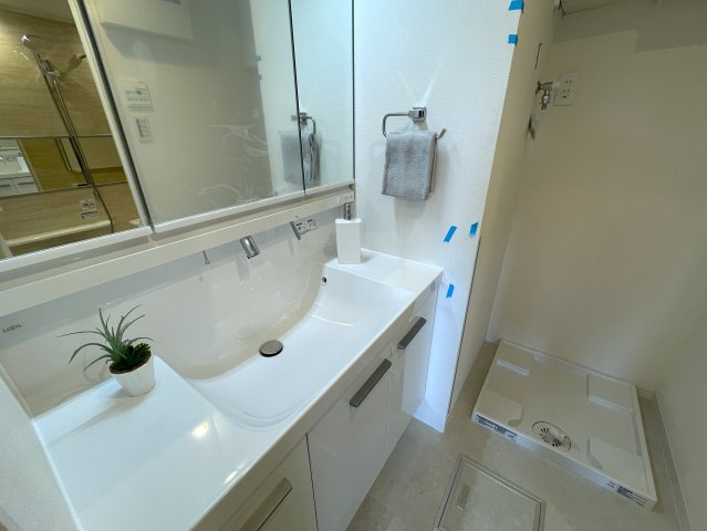 さぁ、来た！最上階×角部屋で眺望も最高なこの一室！駅までほぼ平坦でMEGAドンキが常連になる！『レクセル保土ヶ谷』リノベーションの洗面所|使いやすい洗面所です
