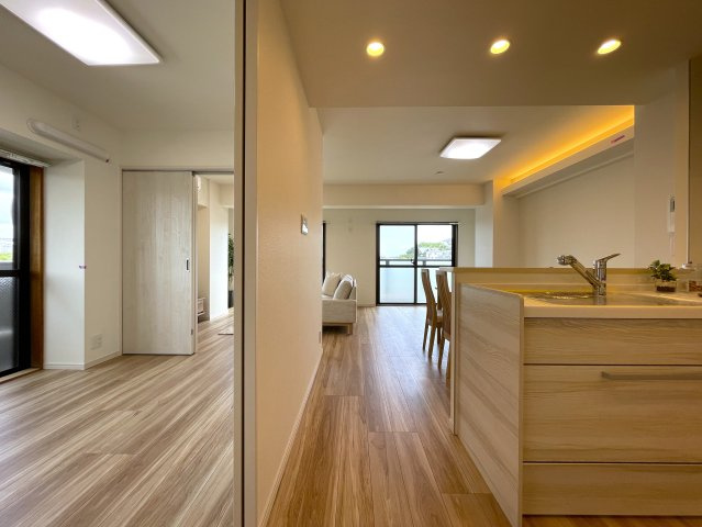 さぁ、来た！最上階×角部屋で眺望も最高なこの一室！駅までほぼ平坦でMEGAドンキが常連になる！『レクセル保土ヶ谷』リノベーションの居間・リビング|ゆったりとした居間です
