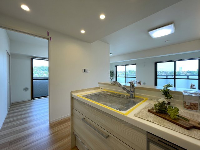 さぁ、来た！最上階×角部屋で眺望も最高なこの一室！駅までほぼ平坦でMEGAドンキが常連になる！『レクセル保土ヶ谷』リノベーションのキッチン|使いやすいキッチンです